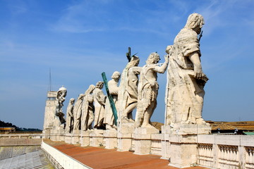 Statues de la Basilique Saint-Pierre de Rome - Italie