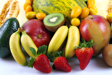 Frutta esotica con fragole e melone verde