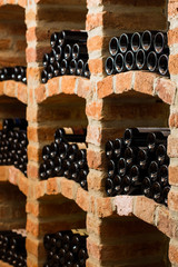 Viele Flaschen im Gewölbekeller