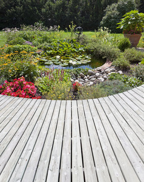 Gartenanlage mit Teich
