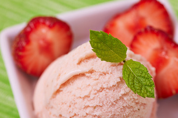 Erdbeereis mit frischen Erdbeeren