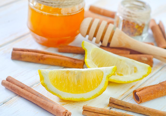 honey,cinnamon,and lemon © tycoon101