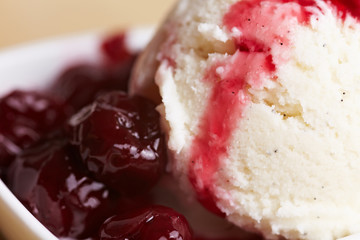 Vanilleeis mit Kirschen und Sauce