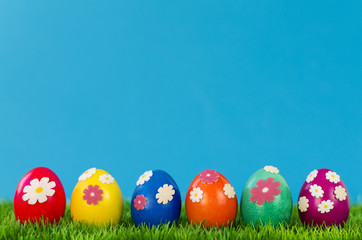 Bunte mit Blumen gemusterte Ostereier im G