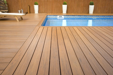 BLUE SWIMMING POOL WITH WOOD FLOORING-PISCINA MADERA