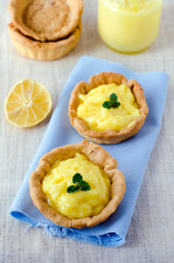 Tart with lemon cream