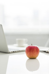デスクの上に置かれたリンゴ