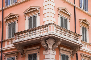 Fototapeta na wymiar Hausfassade w Rzymie - Balkon