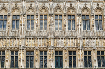 Fototapeta na wymiar Średniowieczny ratusz na Grand Place w Brukseli