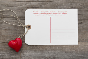 Ein Liebesbrief mit rotem Herz als Postkarte