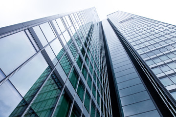 Glasfassade eines modernen Hochhauses in Frankfurt