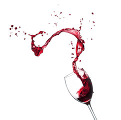 Rode wijn spatten van glas, geïsoleerd op een witte achtergrond