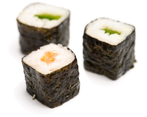 Drei Maki Sushi auf weißem Hintergrund