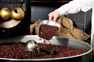 Kaffeerösten - Kaffee auf der Schaufel