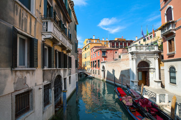 Fototapeta na wymiar stare wąskie ulicy Wenecja, Włochy.