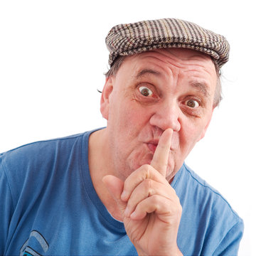 homme qui fait chut avec son doigt sur la bouche