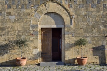 Fototapeta na wymiar Wejście kościół Santa Maria (Monteriggioni)