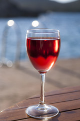 Ein Glas Wein am Pool