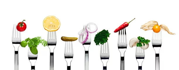 Foto op Plexiglas Verse groenten Verscheidenheid aan vegetarisch voedsel op vorken die op wit worden geïsoleerd