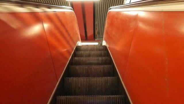 fahrt auf einer rolltreppe nach oben - escalator up