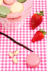 Erdebeeren und französische Macaron