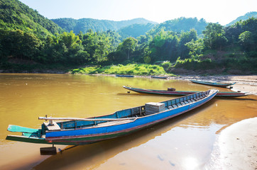 Fototapeta na wymiar Łodzi w Laosie