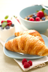 Buttercroissant mit Schale Müsli