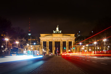 Obraz premium Brandenburger Tor und Straße des 17. Juni in der Nacht - Berlin