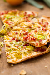 Flammkuchen mit Lauch und Schinkenwürfeln