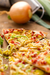 Flammkuchen mit Lauch und Schinkenwürfeln