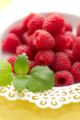 Himbeeren in weißer Schale