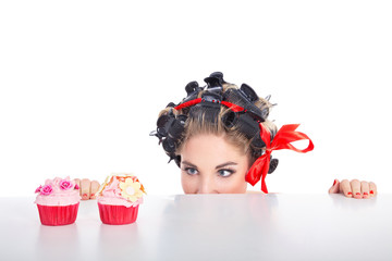Pinup Gesicht Frau spitzt auf Cupcakes Porträt