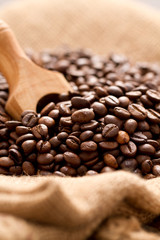 Geröstete Kaffeebohnen auf Jutesack