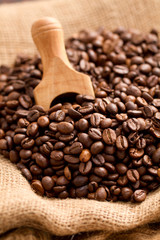 Fototapeta premium Geröstete Kaffeebohnen auf Jutesack