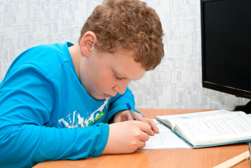 Ребенок делает домашнее задание