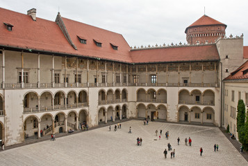 Dziedziniec z turystami © Grzegorz Polak