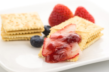 Crackers with fresh strawberries