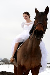 mariée et cheval en hiver