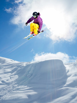 salto con gli sci in neve fresca