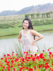 Fototapeta na wymiar Portret pięknej kobiety Azji w ogrodzie