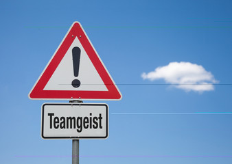 Achtung Schild mit Wolke TEAMGEIST