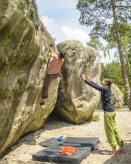 Zwei Sportler beim Bouldern