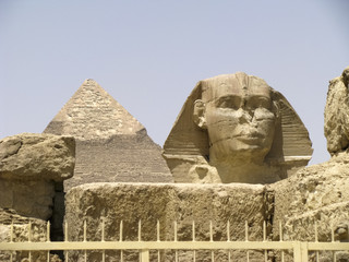 Fototapeta na wymiar Sfinks i piramida Chefrena, Giza, Egipt.