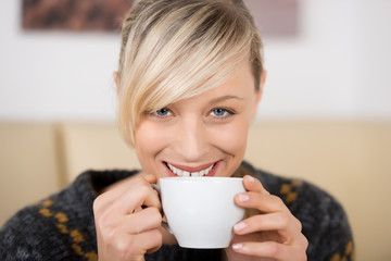 attraktive blonde frau mit kaffeetasse