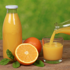 Obraz na płótnie Canvas Pomarańcze i sok pomarańczowy