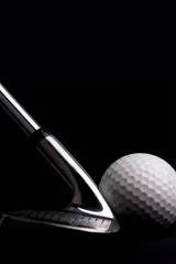 Selbstklebende Fototapeten Golfschläger mit Ball auf schwarzem Hintergrund © zorandim75