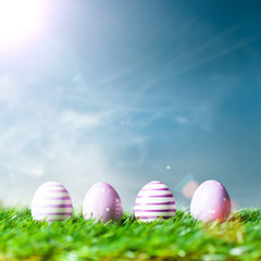 Ostereier vor blauem Himmel