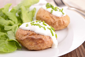 baked potato with cream and chives