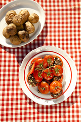 pomidory nadziewane kaszanką grillowane - obrazy, fototapety, plakaty