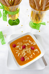 zupa krem marchewkowo-pomarańczowy z malinami © heleniakmichal